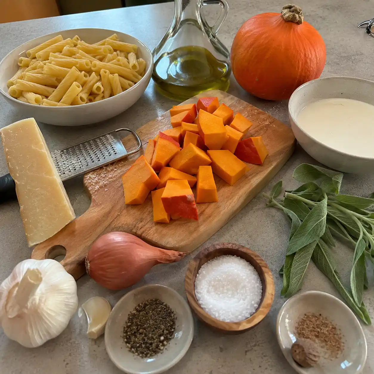 Zutaten für cremige Kürbis-Pasta mit Hokkaido Pasta Frischkäse Parmesan und Gewürzen