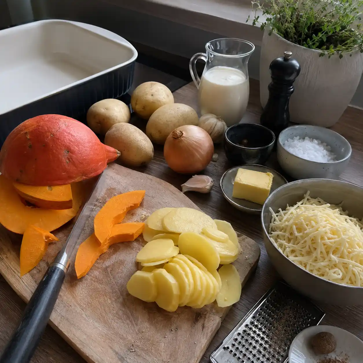 Zutaten für Kürbis-Kartoffel-Auflauf mit Hokkaido Kartoffeln Feta Sahne und Gewürzen