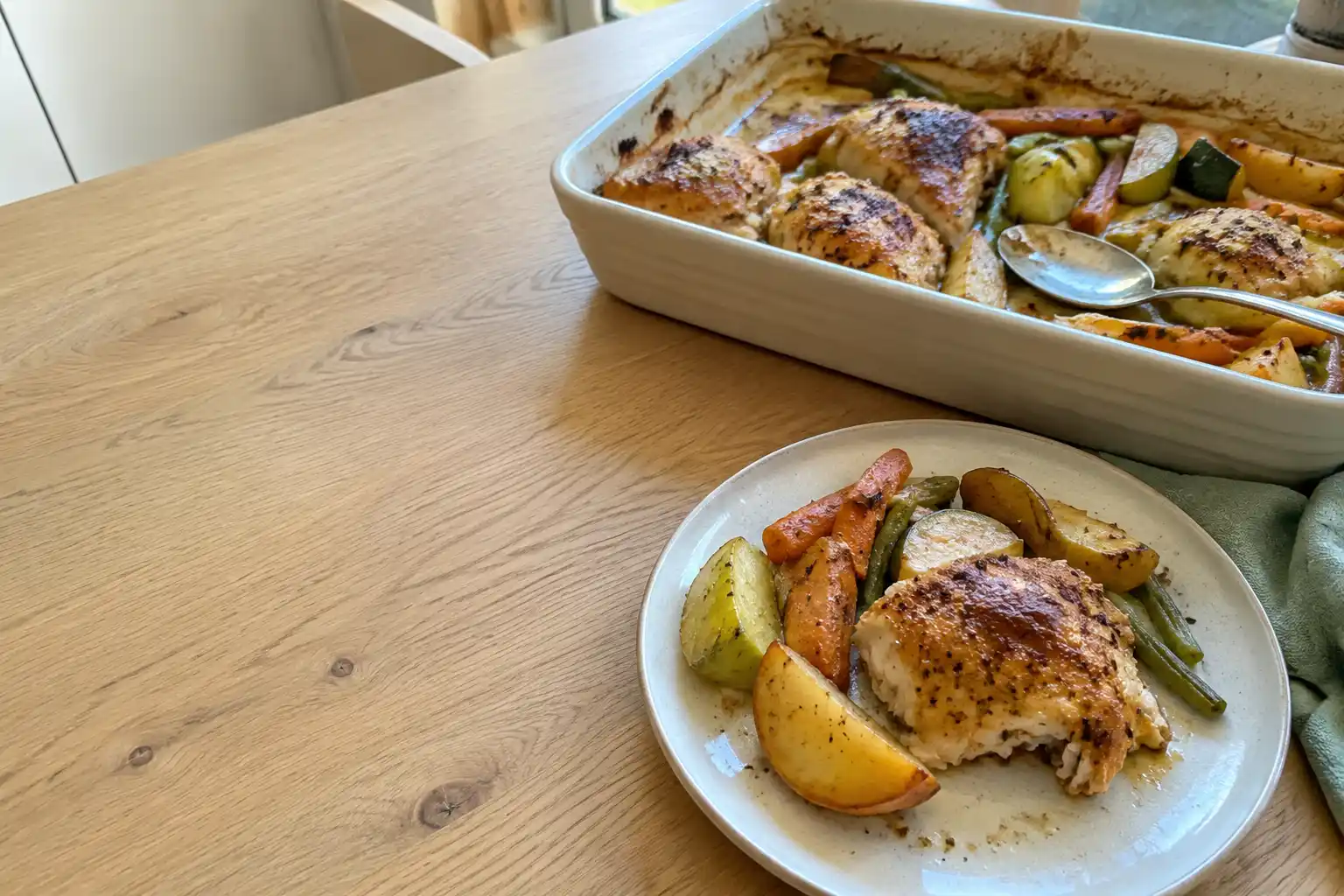 Ofenhähnchen mit Kartoffeln und Gemüse aus dem Ofen