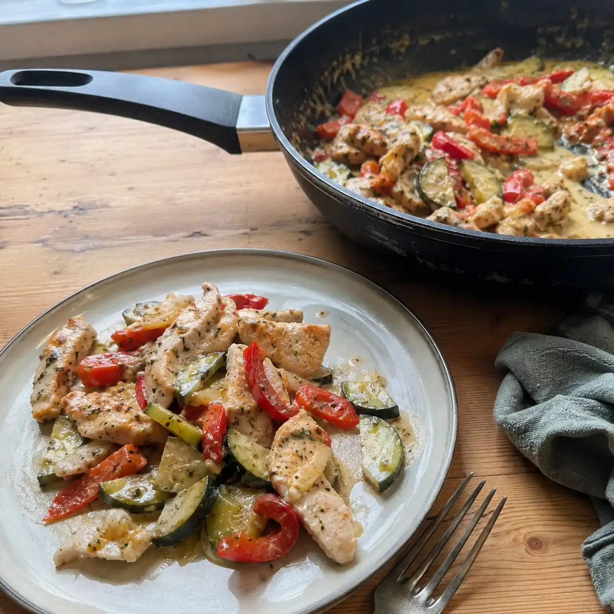 Schnelle Hähnchen-Gemüse-Pfanne mit cremiger Sauce