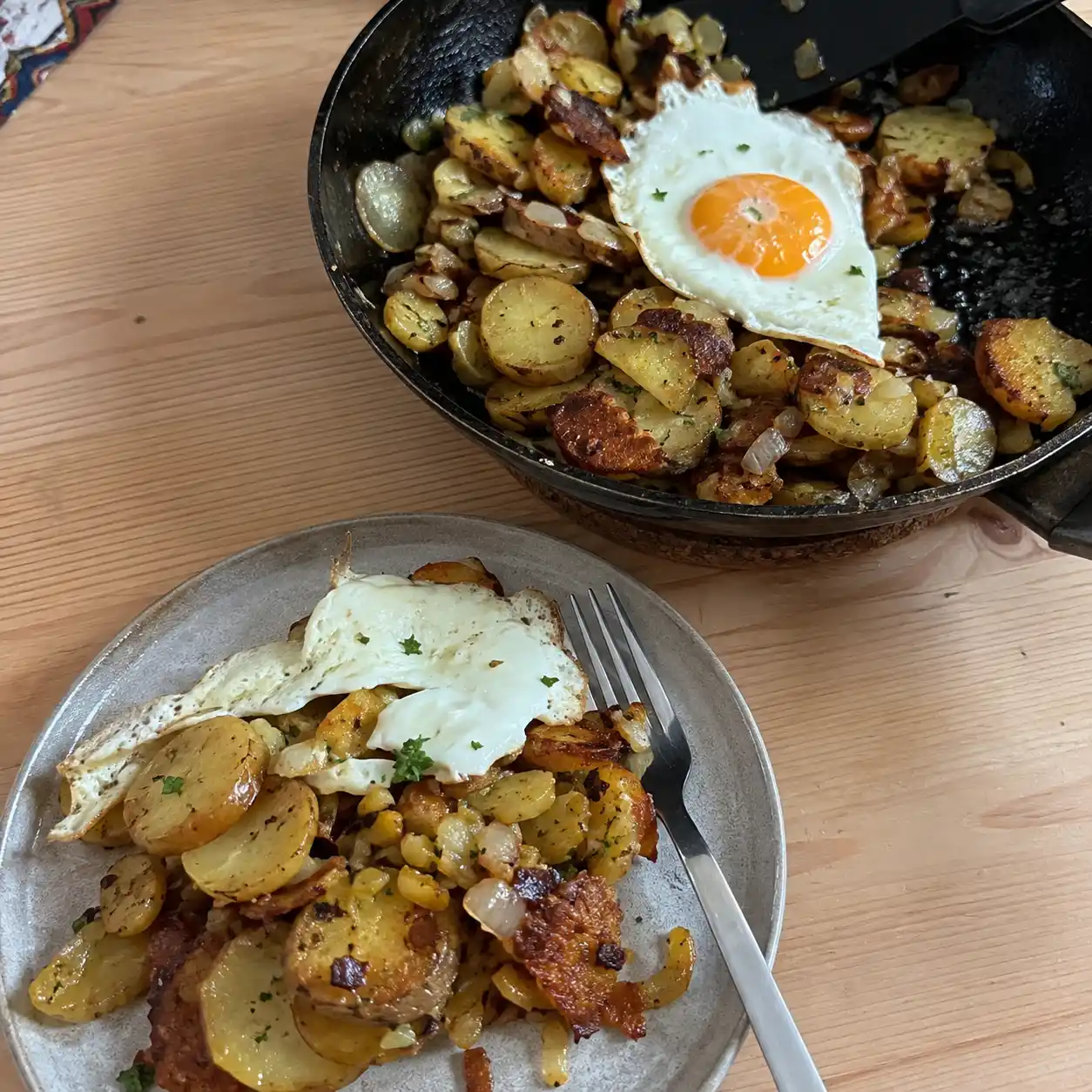 Knusprige Bratkartoffeln mit Spiegelei