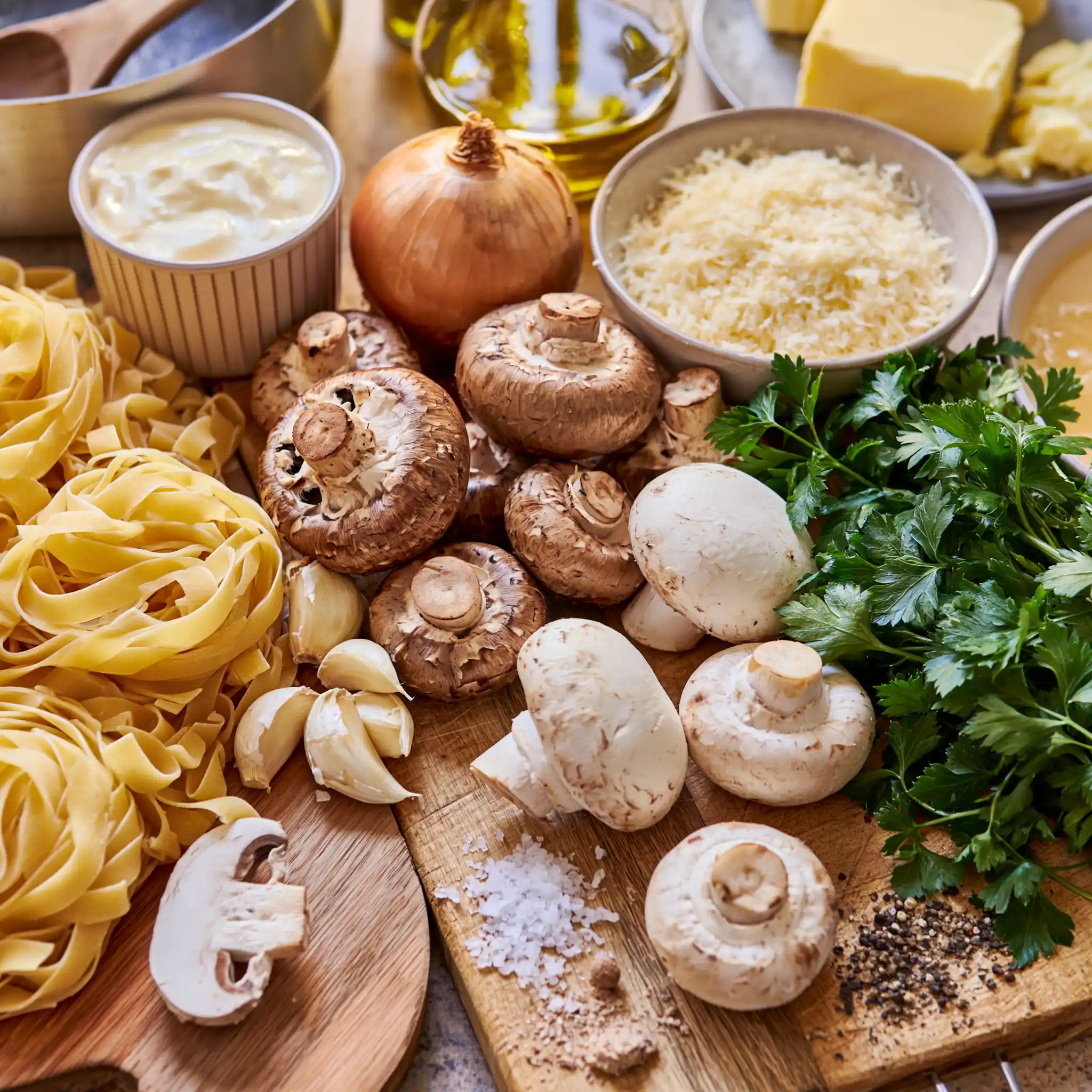 Zutaten für cremige Pilz-Pasta mit Champignons, Pasta, Sahne, Parmesan, Zwiebel und Knoblauch