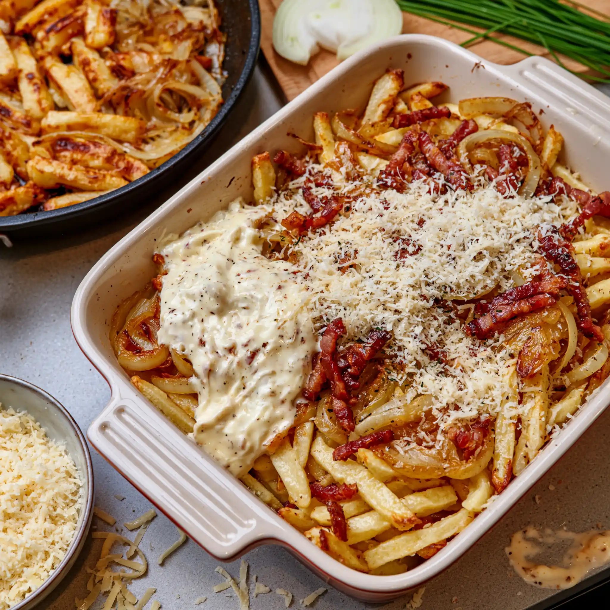 Schupfnudeln mit Speck und Zwiebeln beim Anbraten in der Pfanne