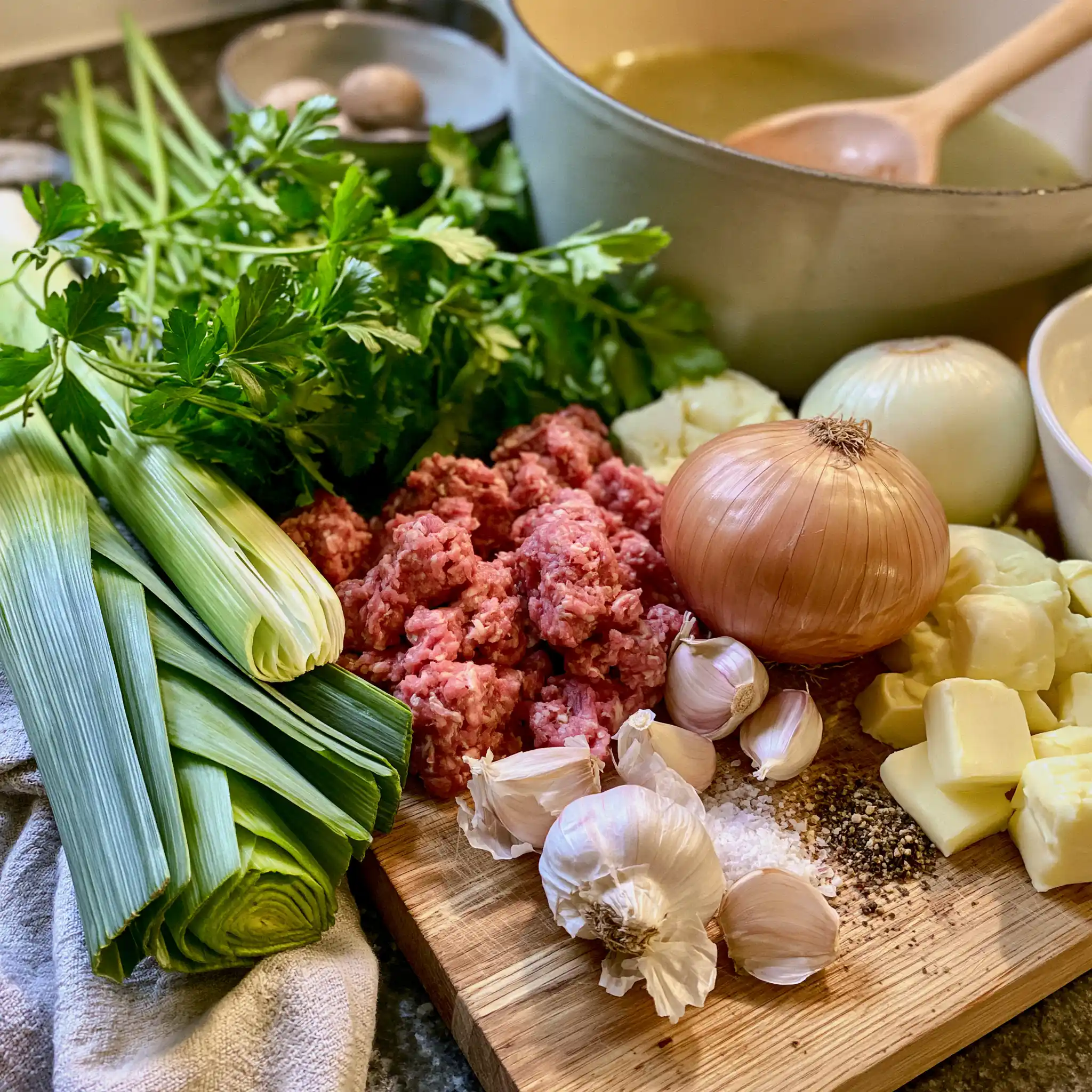 Zutaten für Käse-Lauch-Suppe mit Hackfleisch mit Lauch, Rinderhack, Frischkäse, Sahne, Gouda und Brühe