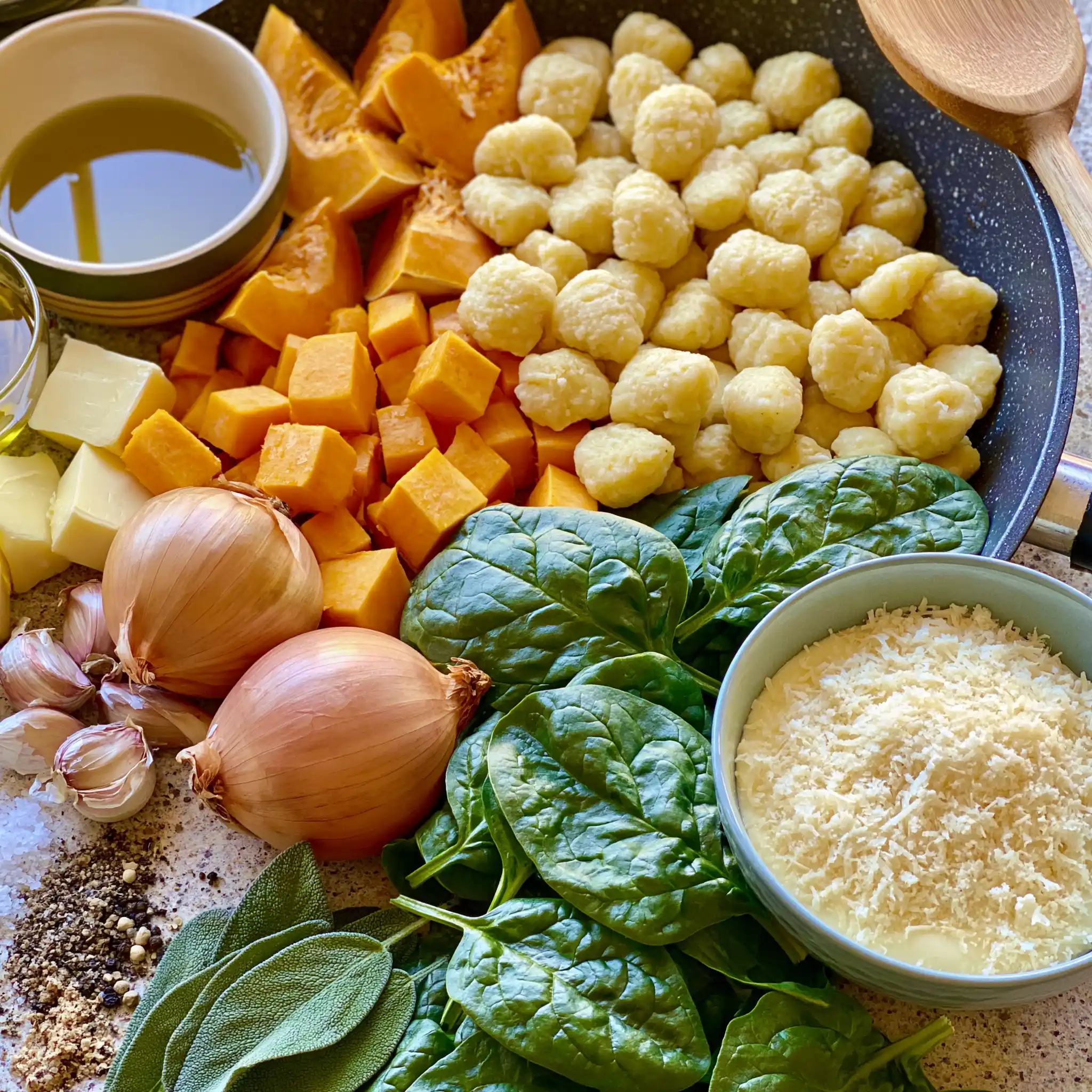 Zutaten für Kürbis-Gnocchi-Pfanne mit Gnocchi, Hokkaido, Frischkäse, Parmesan, Zwiebel und Kräutern