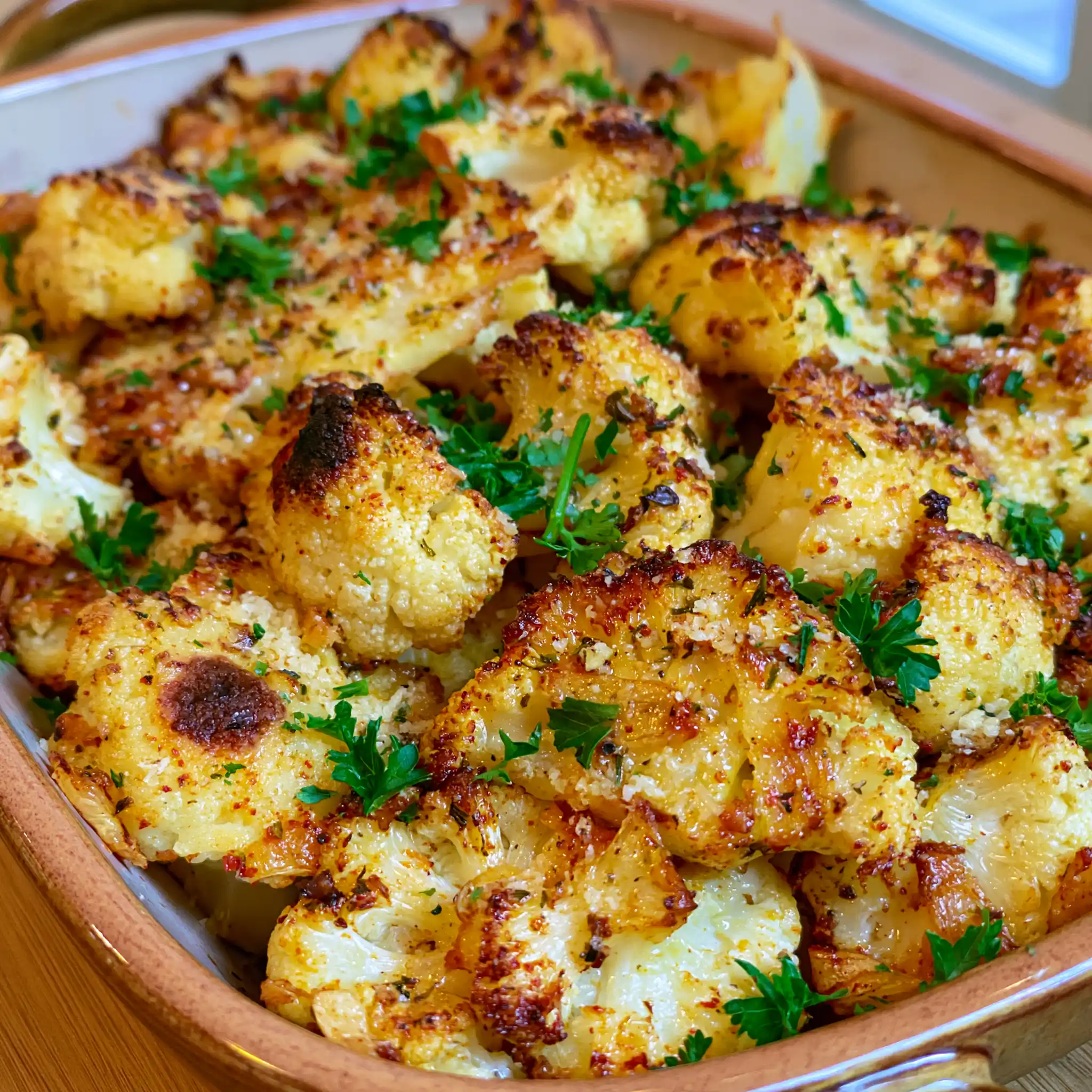 Knuspriger Blumenkohl aus dem Ofen mit Parmesan und goldbrauner Kruste