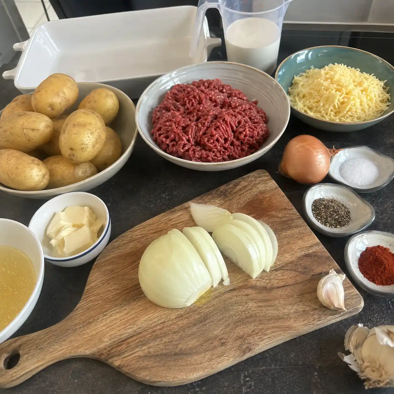 Zutaten für kartoffel hack auflauf mit Kartoffeln Hackfleisch Sahne Brühe Zwiebel Knoblauch und Käse
