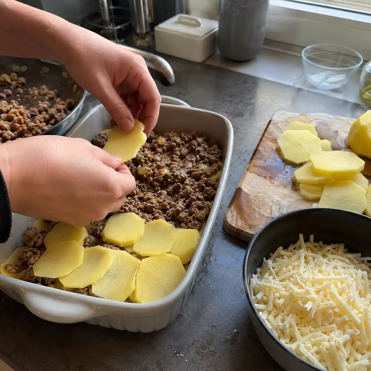 Zubereitung von kartoffel hack auflauf mit Kartoffelscheiben und Hackfleischsauce